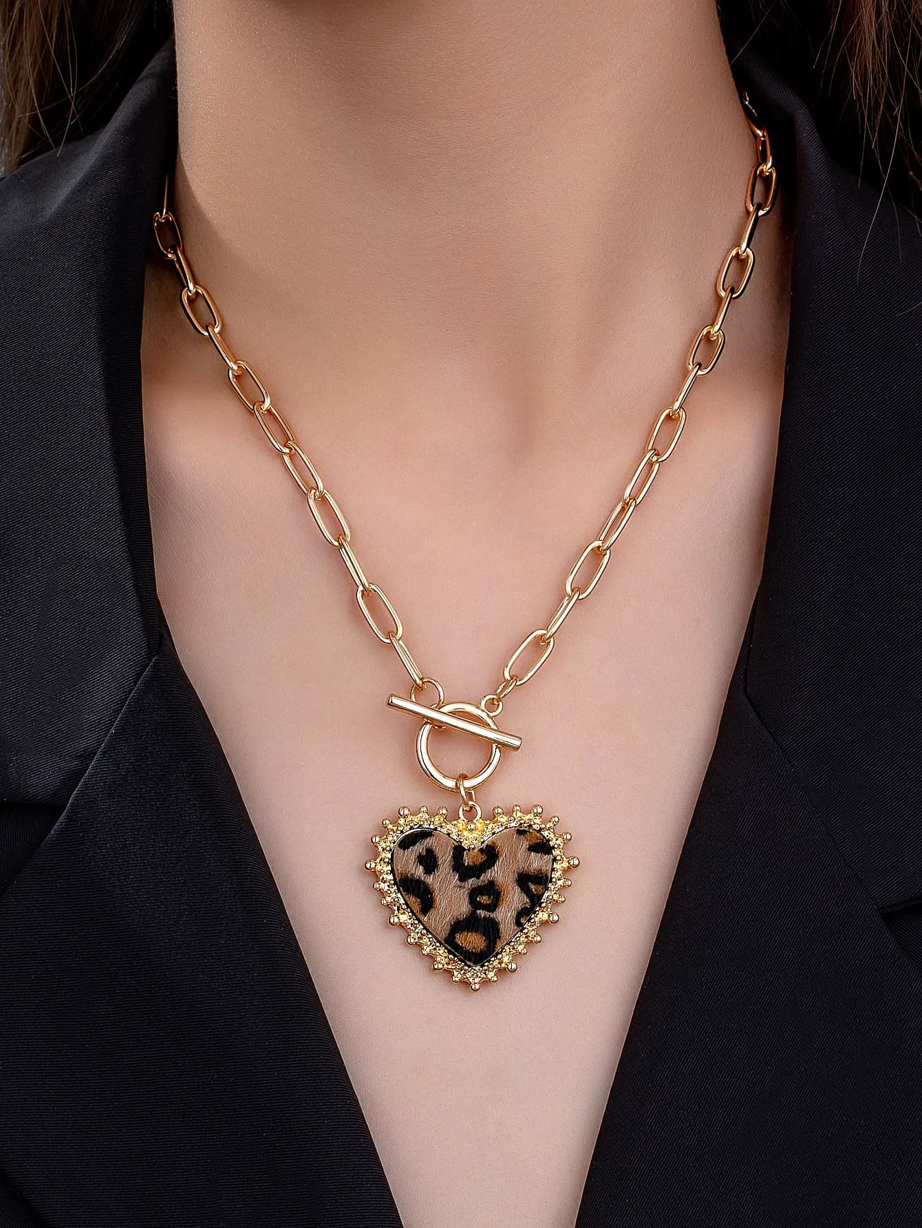 Collana con ciondolo a forma di cuore con stampa leopardata elegante, alla moda, di lusso leggero e di fascia alta