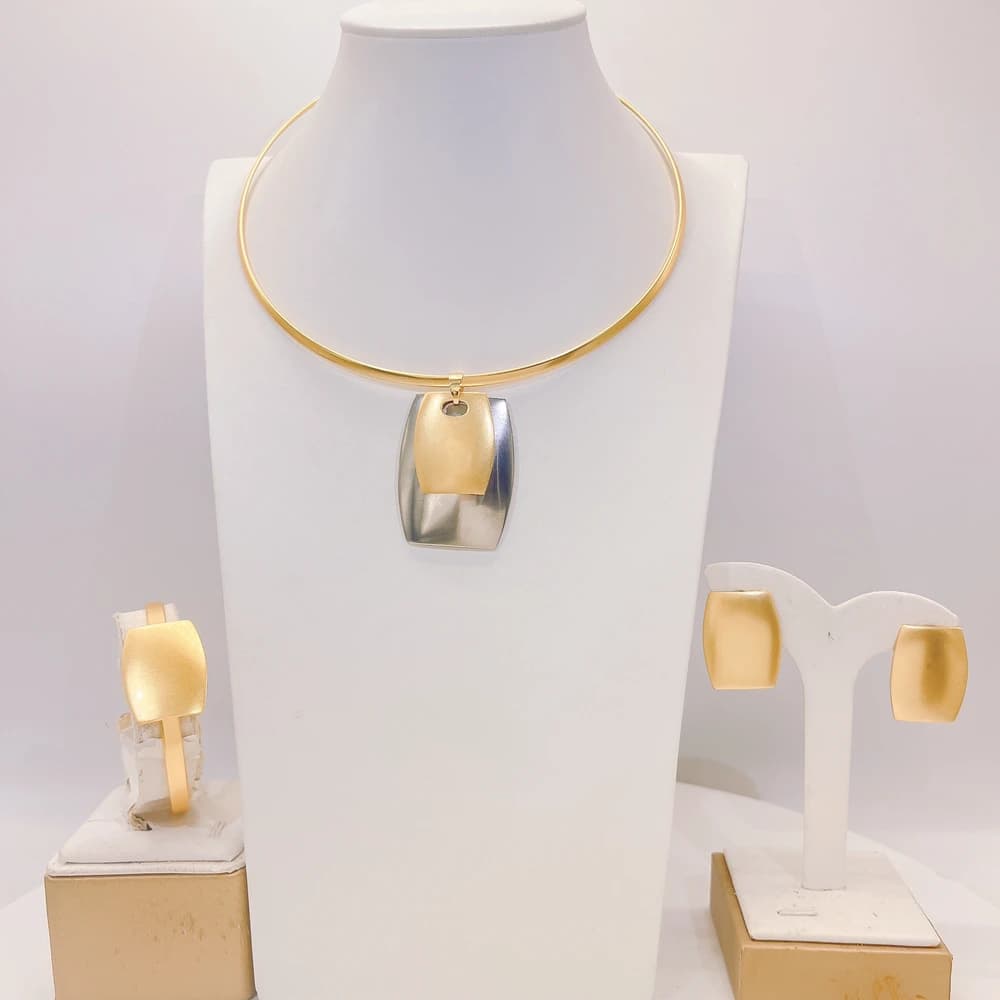 Set di gioielli in lega di rame elettrolitico 24K all'ingrosso in fabbrica Set di tre pezzi di gioielli con orecchini leggeri
