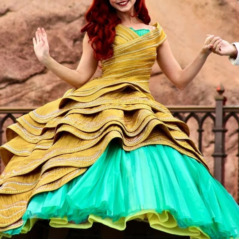Abiti Quinceanera gialli lucidi personalizzati con spalle scoperte glitter applique stratificazione tull coda lunga Vestido 15 Quinceanera