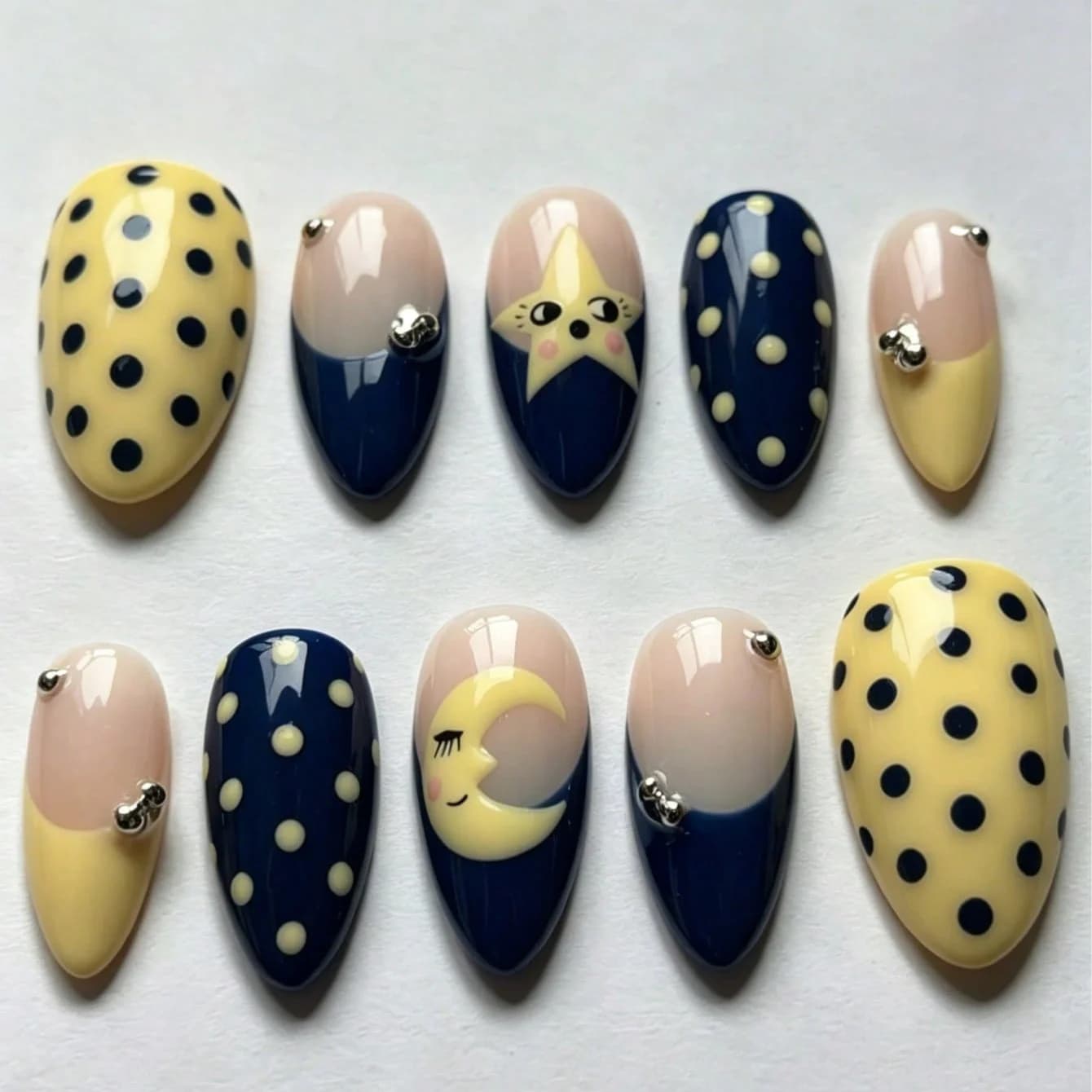 10 Fine Nails Stickers Viral Kawaii in Star, Moon and Pois, Medium Fin Nails in Mandorla for All Seasons with 3D Details Cartoon and Metallic Borchie