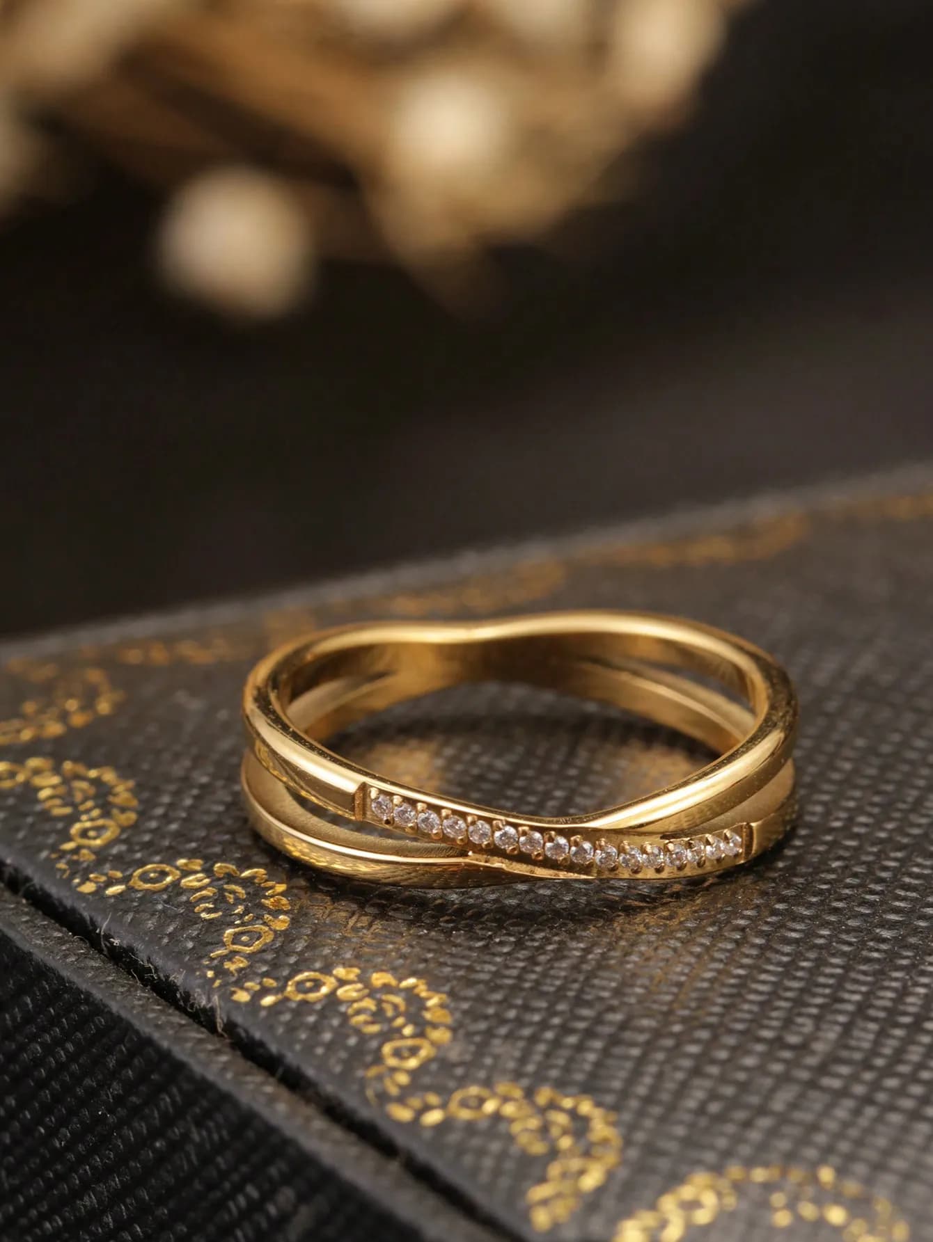 1 piece stainless steel 18K gold hollow geometric cross-shaped exquisite curved inlaid rhinestone ring