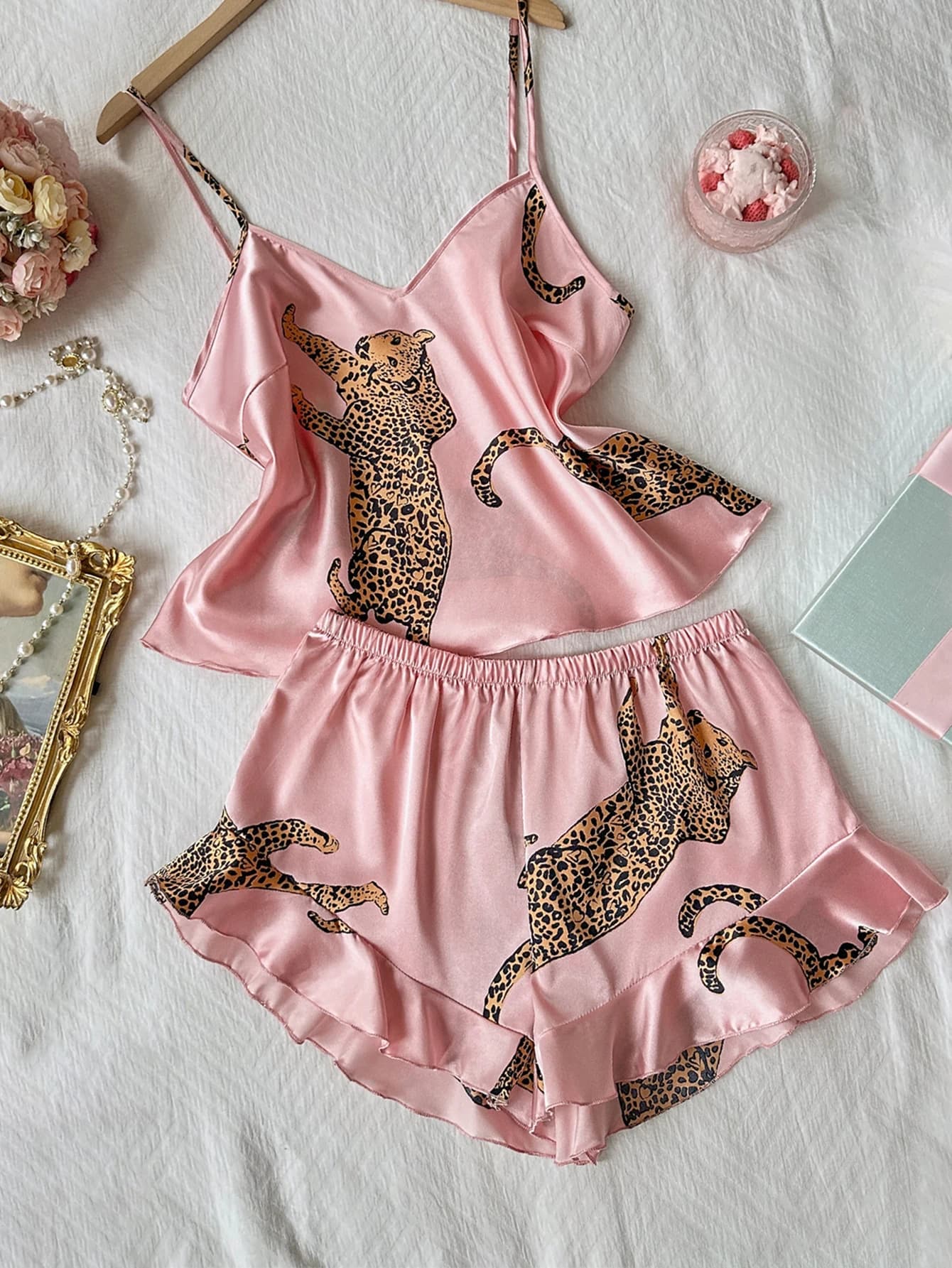 Set pigiama due pezzi con stampa leopardata, sexy e casual, con pantaloncini a vita alta, abbigliamento da notte da donna