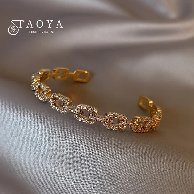 Lussuoso Bracciale Aperto in Metallo Placcato Oro 18K con Micro Incastonature di Zirconi, Elegante Accessorio per Donne, Gioiello Trendy per Feste Natalizie