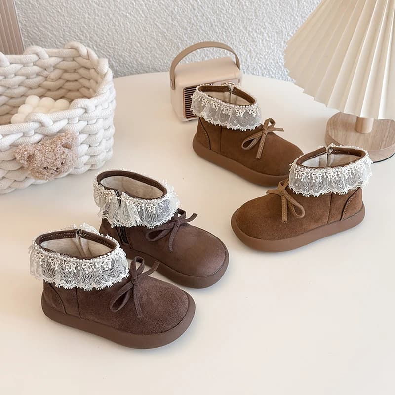2026 inverno nuove ragazze stivali con plateau stivali di peluche per bambini caldi all'aperto dolce pizzo bordo increspato bambini stivaletti pelosi antiscivolo