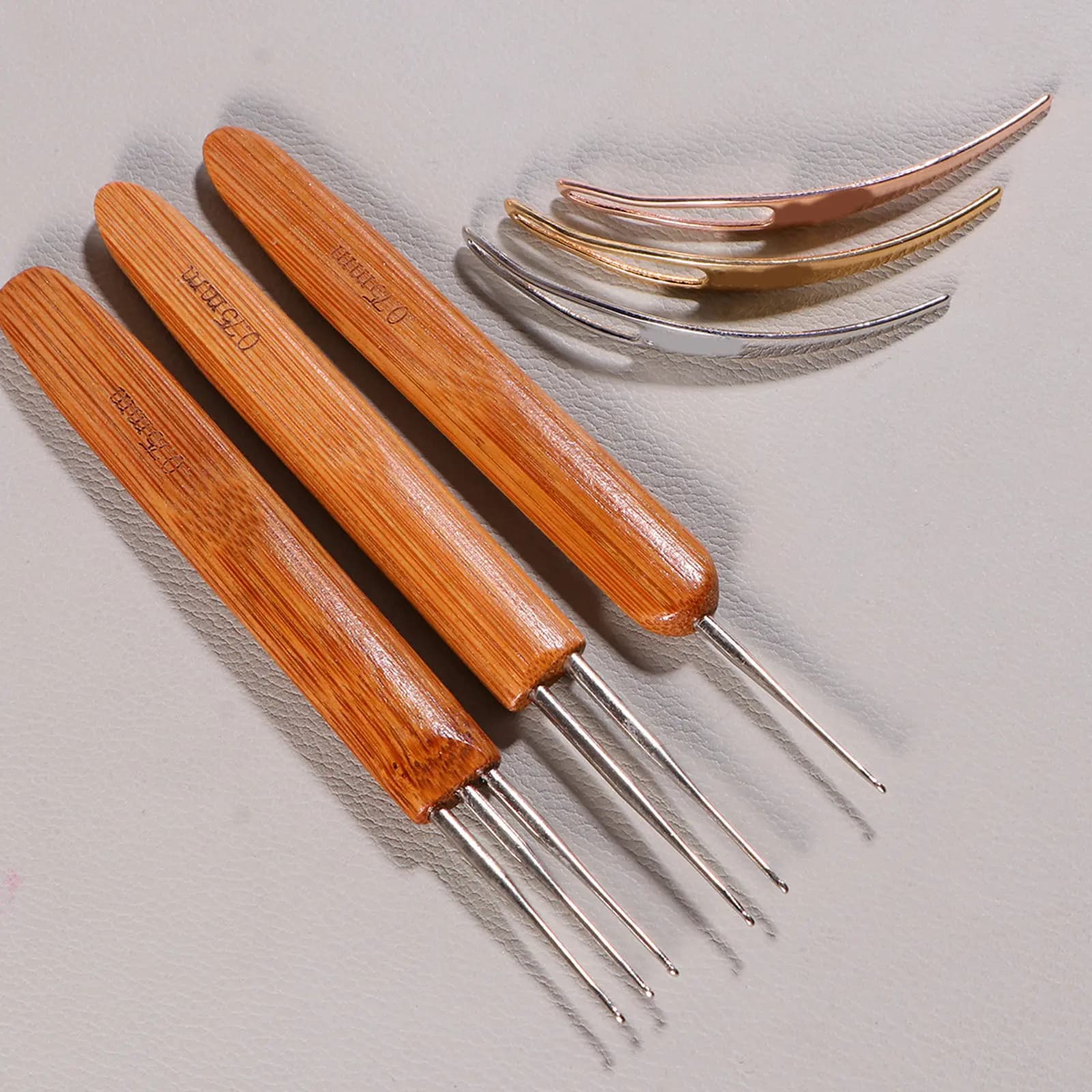 6 pcs 1 Set 0.75Mm Braiding Tool Kit Hair Cuff Decorator Dreadlock Styling Comb Wooden Handle Crochet Needle For Dreadlocks