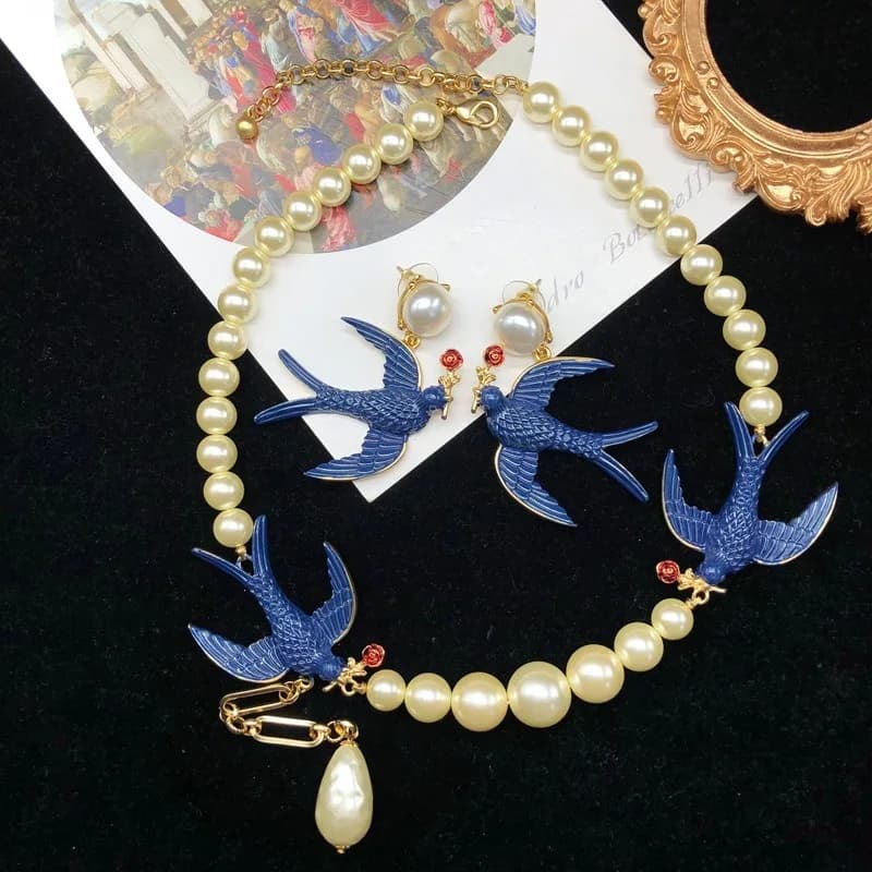 Set di Gioielli Medievali Eleganti con Collana e Orecchini in Smalto e Perle a Forma di Rondine per Donna