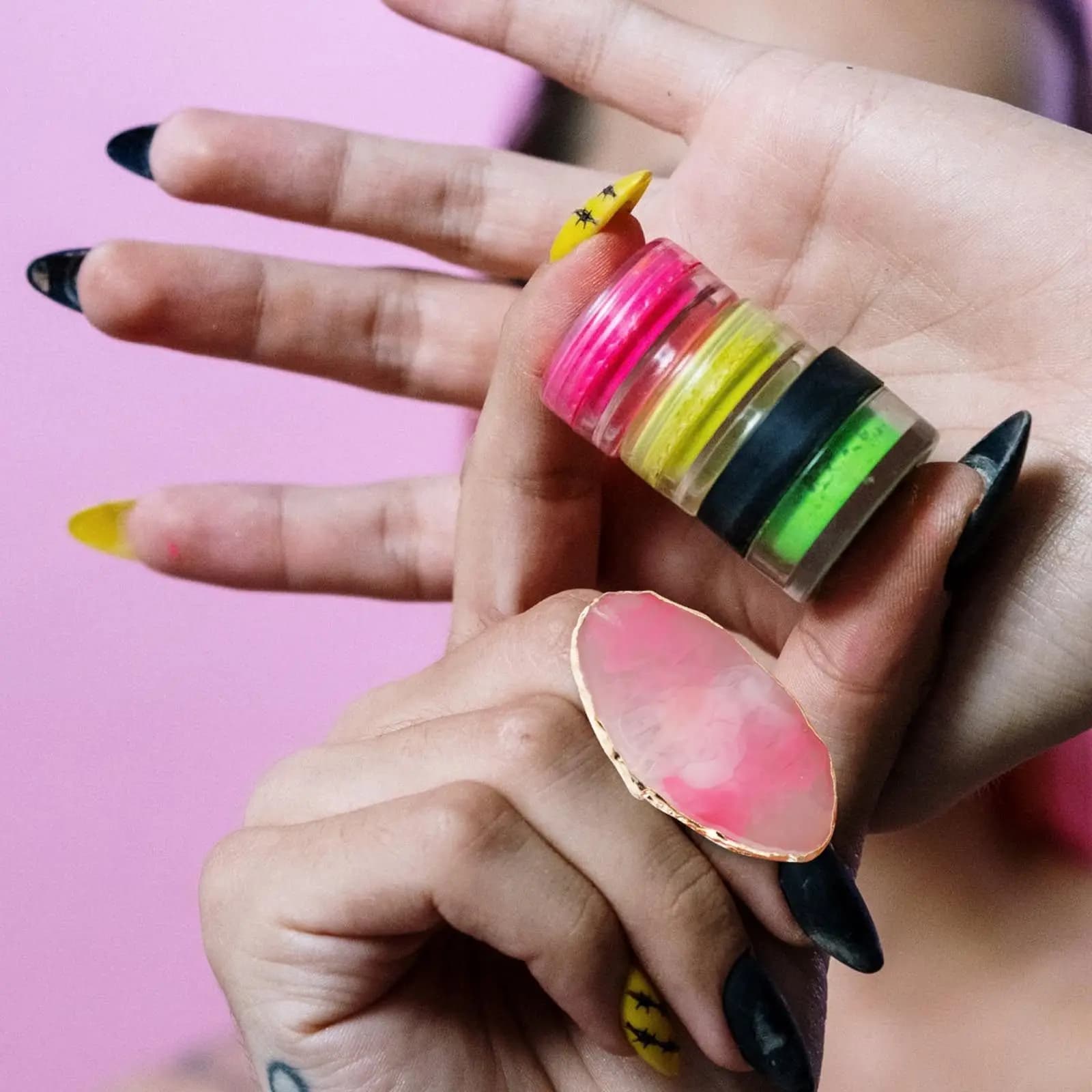 6Pcs Smooth Resin Nail Polish Tray Nail Art Palettes Ring Style Color Mixing Plate Manicure Tools for Blending Pigments Home