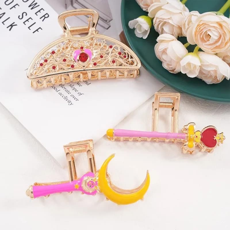 Sailor Moon Anime Kawaii Fermaglio per capelli Bacchetta magica Clip in metallo creativo Testa posteriore Clip per capelli Squalo Accessori per capelli periferici per cartoni animati