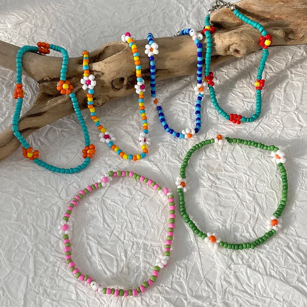 Amorcome Summer Cute Daisy Flower Seed Beads bracciale Colorful Lovely Charm Stretch Bangle for Women Girls Party Jewelry Gifts