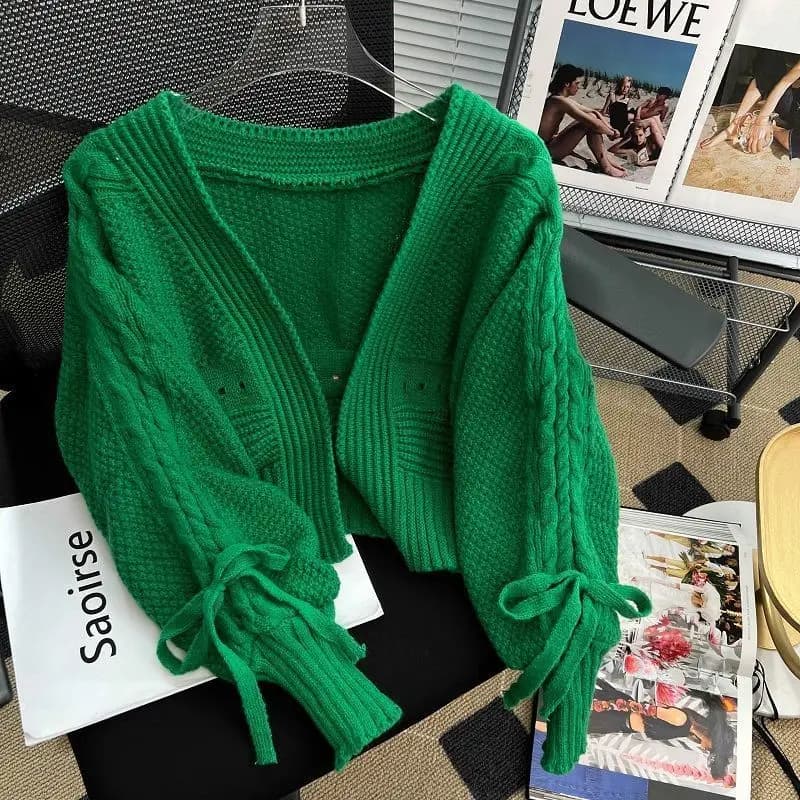 2025 Autumn and Winter Fashion New Women's Elegant Knitted Cardigan Top Design Sense High End Warm and Versatile Short Cardigan
