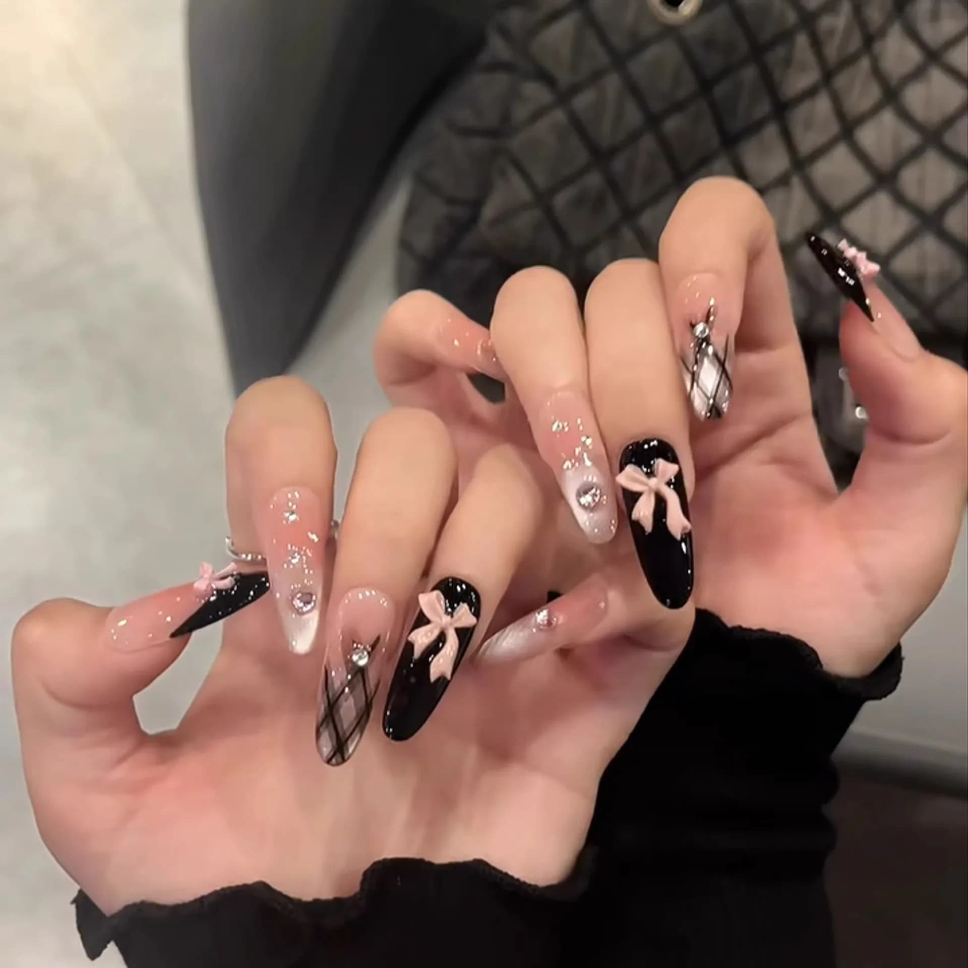 [Princess Plaid] Black French Bow Patch Diamond Gradient Cat's Eye Nail Art Hand-worn Armor Mid-length