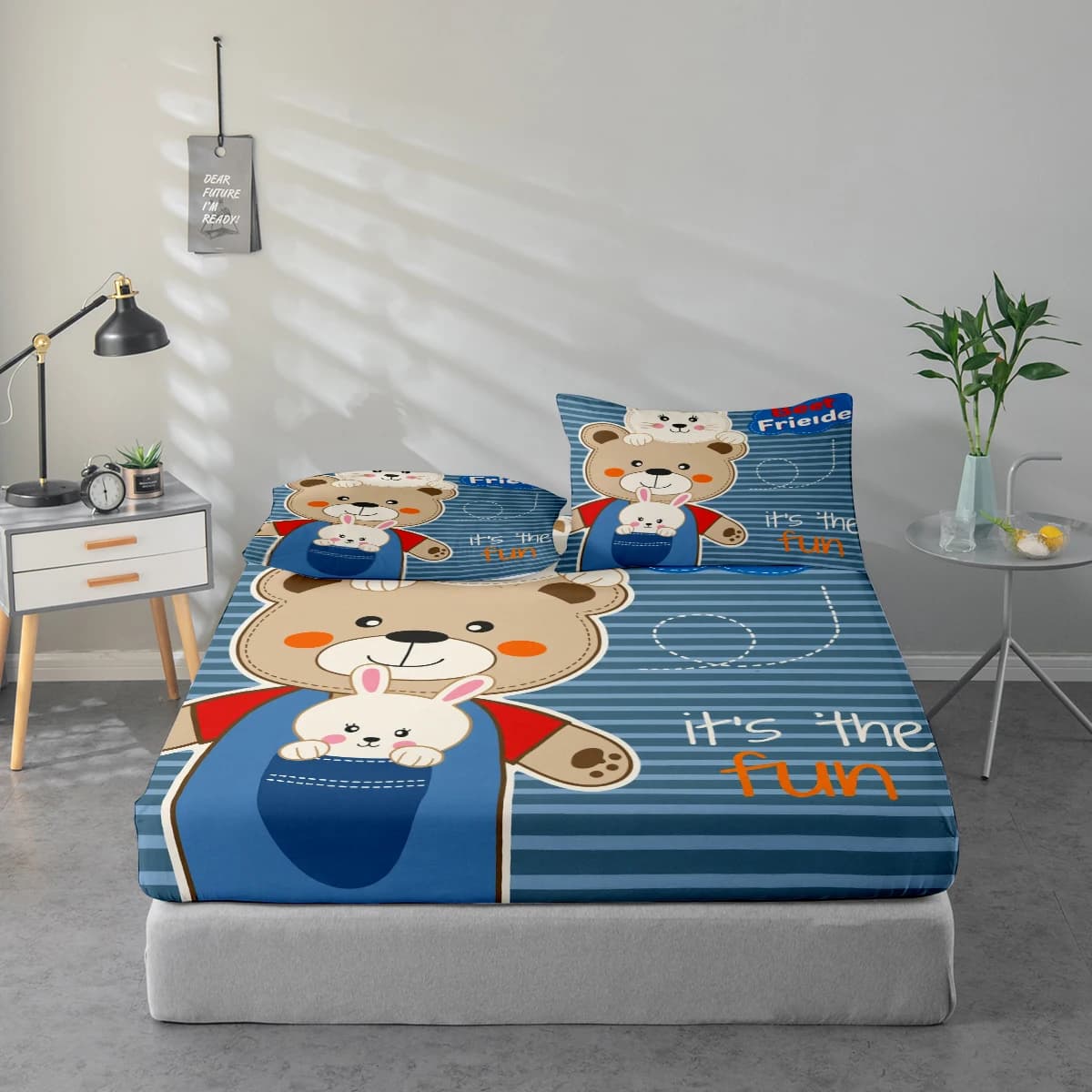 Set di lenzuola con stampe di orso, coniglio e gatto, proteggi-materasso e federa abbinate. Set di Lenzuola Stampate ad Alta Definizione Include 1 Lenzuolo con Angoli + 1 o 2 Federe (60*100cm e 72*132cm per 1 federa, il resto delle misure per 2 federe). Adatto per Camera da Letto e Stanza degli Ospiti, Biancheria da Letto in Poliestere Ultra Morbido, Lavabile in Lavatrice, Utilizzabile in Tutte le Stagioni