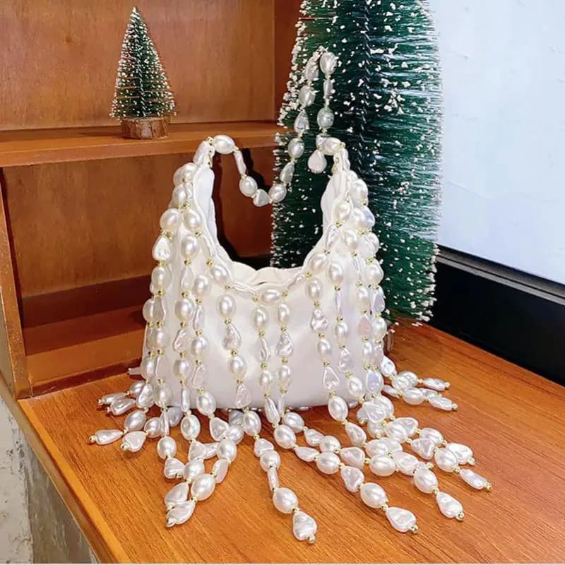 Borsa di perle con perline di forma irregolare intrecciata a mano con frange di moda di lusso leggera per banchetti Pochette sotto le ascelle in raso di seta per le donne