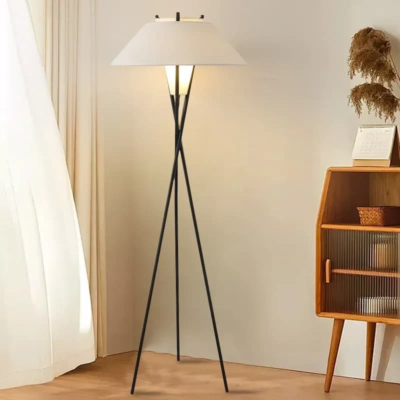 Lampada da terra per soggiorno in stile italiano bed and breakfast, lampada a treppiede moderna e semplice in stile nordico