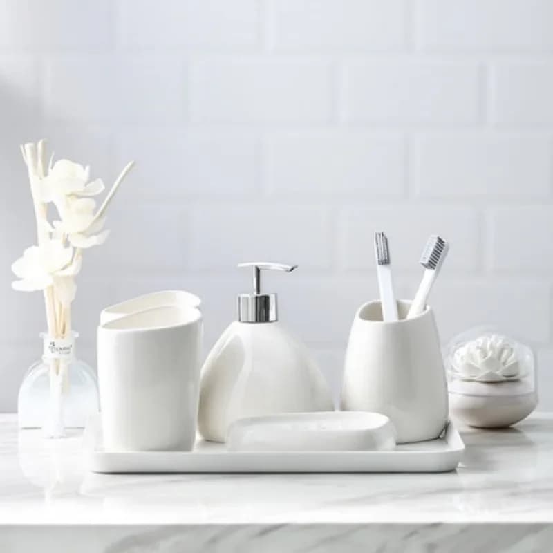Set di accessori per il bagno in ceramica, dispenser di sapone, scopino per WC, bicchiere, portasapone, batuffolo di cotone, prodotti per aromaterapia