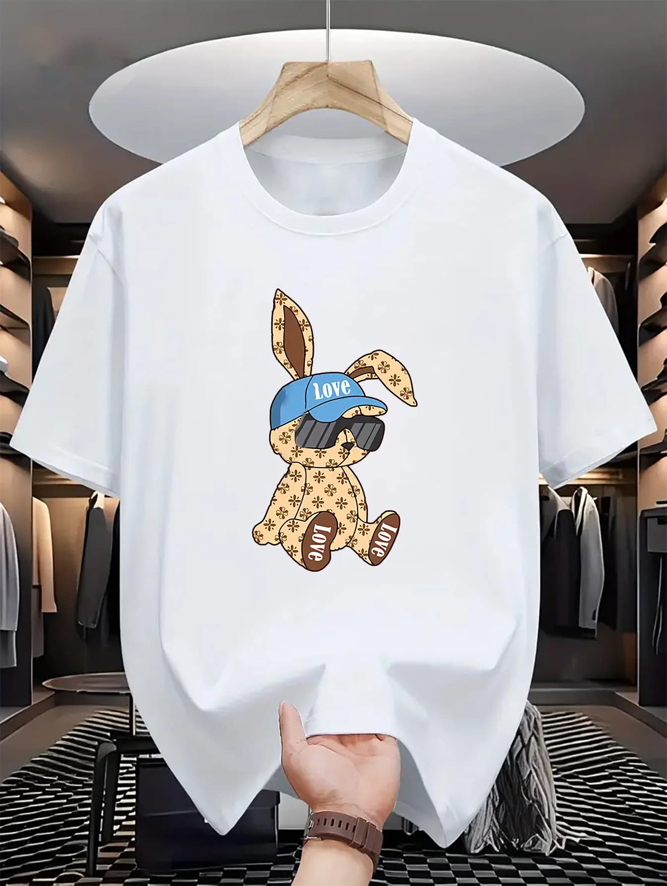 T-shirt casual da uomo stampata con coniglio cartone animato: girocollo leggero e traspirante, adatta per l'uso quotidiano e lo sport