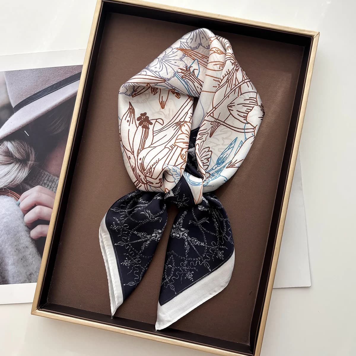 2026 Donne Design Sciarpa quadrata Imitazione di seta Stampa Fazzoletto da collo Bandana Foulard Lady Scialle Sciarpe Avvolgere la testa Fascia per capelli Cravatte
