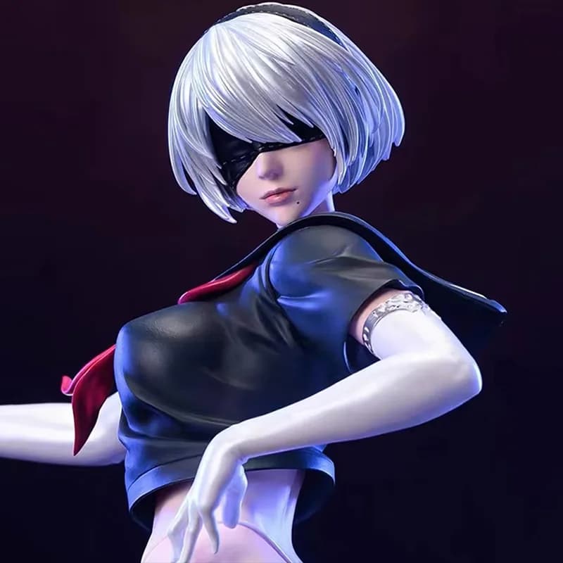 Genuino Anime 2b Figura in piedi Posa Action Figure Kawaii Girl Sailor Suit Modello Desktop Ornamenti Collezione Regali Disponibile