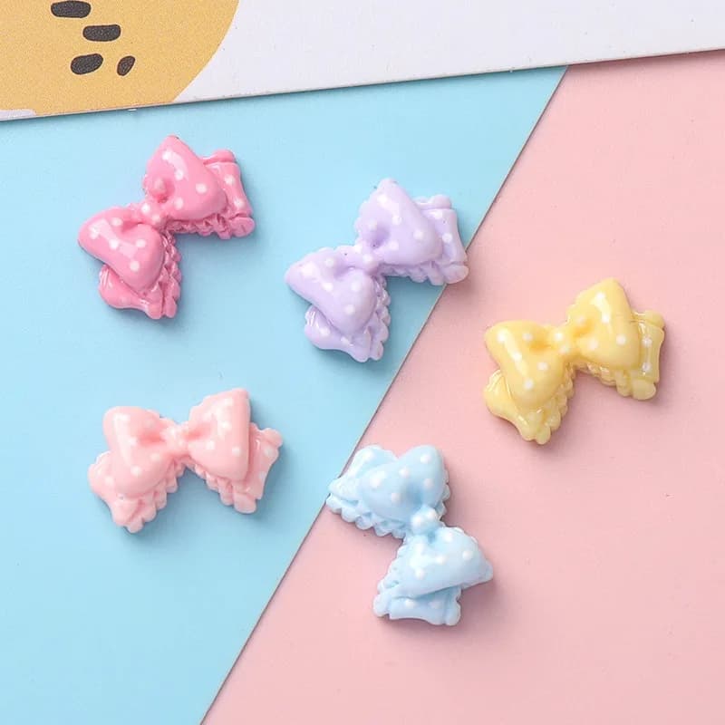 Mini Fiocchi in Resina a 7 Colori con Pois Lucidi e Base Piatta per Creazione Fai-da-te di Fermagli per Capelli, Custodie per Telefono, Tazze e Gioielli
