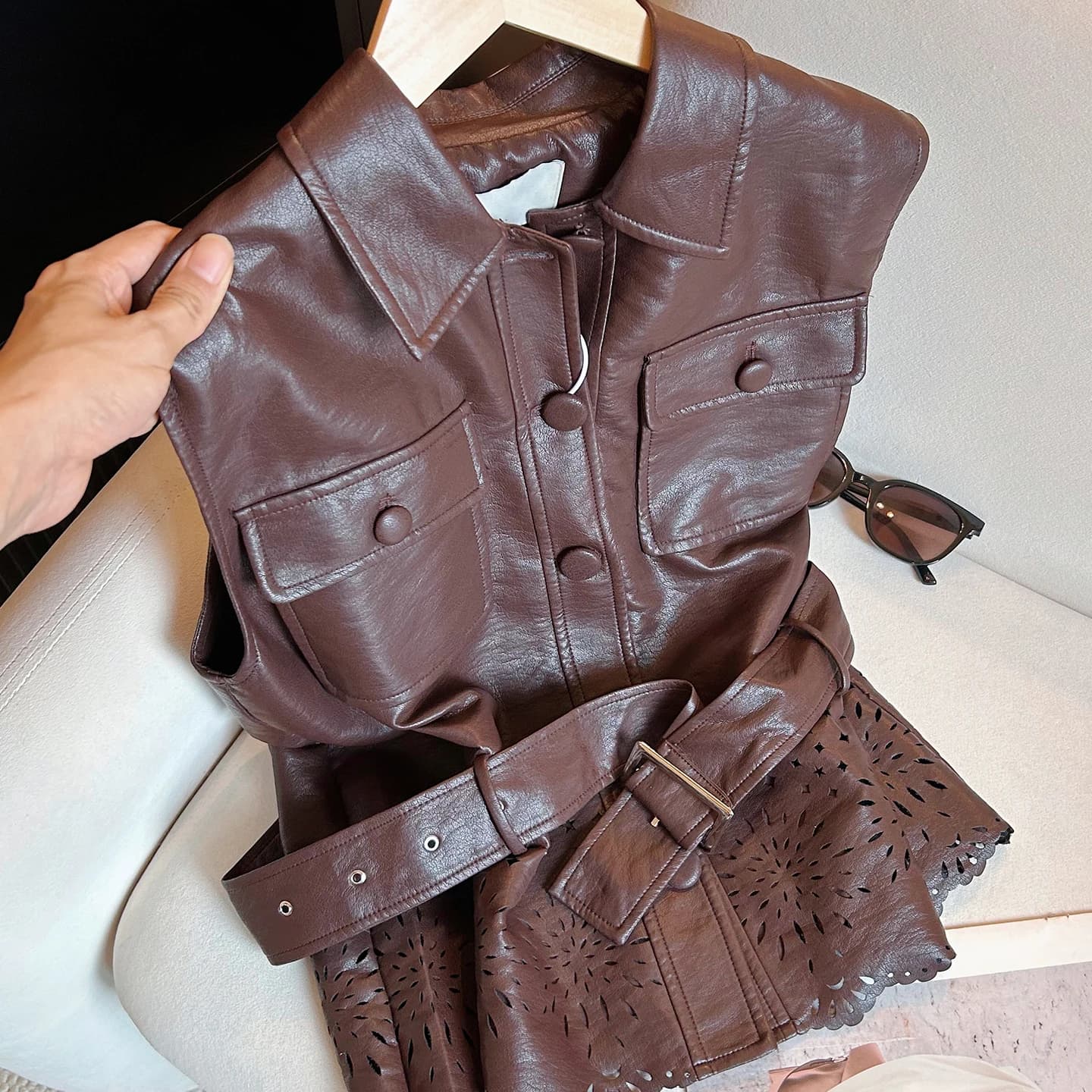 New French Trendy Retro Turn-down Collar PU Leather Vest Jackets with Belt Waistband Sleeveless British Style Vest Autumn Winter
