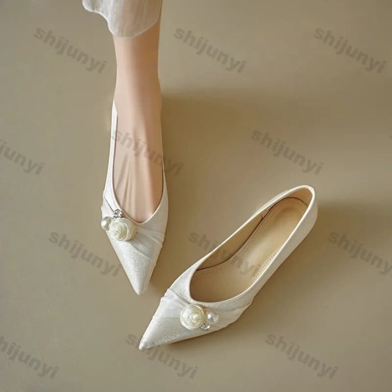Eleganti Scarpe da Sposa con Punta a Fiore e Perle, Nuove Ciabatte Estive 2026 da Donna, Leggere e Casual con Tacco Basso