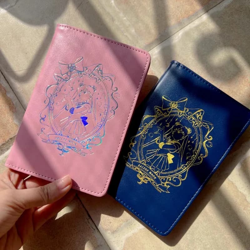Portafoglio Passaporto Sailor Moon - Organizer per Documenti di Viaggio e Carte d'Imbarco in Pelle PU Premium con Stampa Anime Carina per Donne e Appassionate di Anime