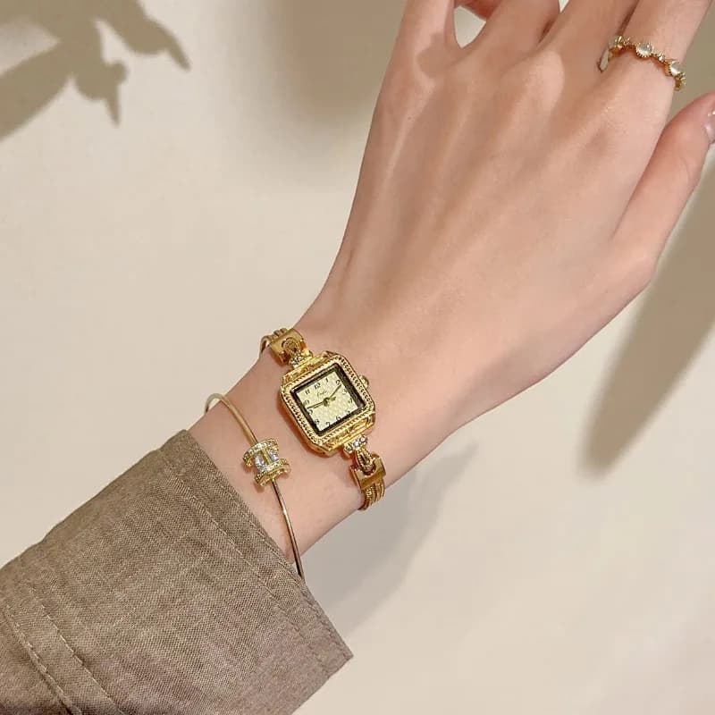 Elegant Gold Square Women's Watch Luxury Fashionable Women's Quartz Wrist Watch Ideal for Women's New Year's/Christmas/Graduation Gift