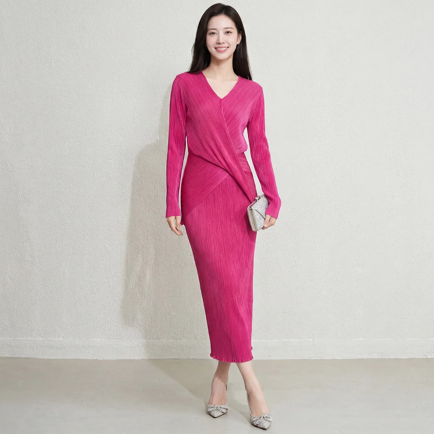 Completo due pezzi da donna di lusso con texture plissettata, composto da top e gonna, che conferisce un look sofisticato e professionale.