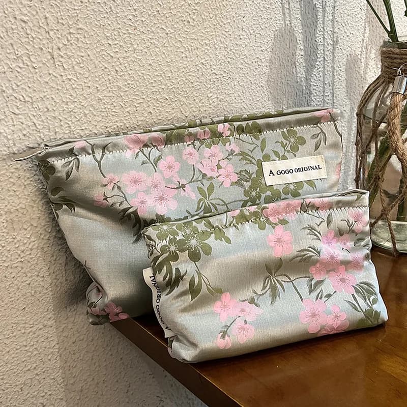 China Style Satin Makeup Bag Women Flower Skin Care Bag Product Storage Bag Toiletry Bag For Washer Portable Makeup Case for Girl
