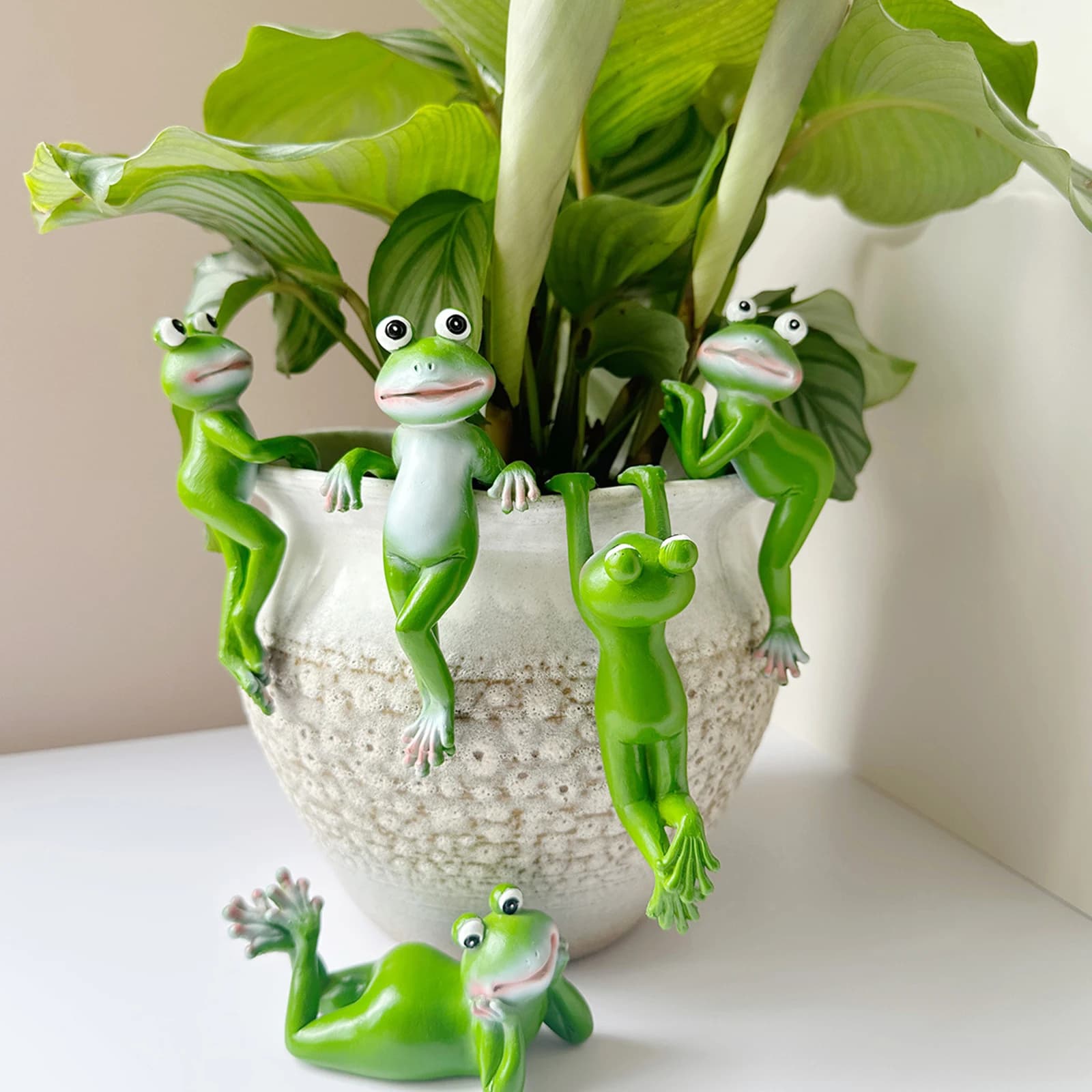 Resin Frog Sculpture Plant Pot Decorations Cute Climbing Frog Figurines for Patio Balcony Lawn Plant Yard Pool