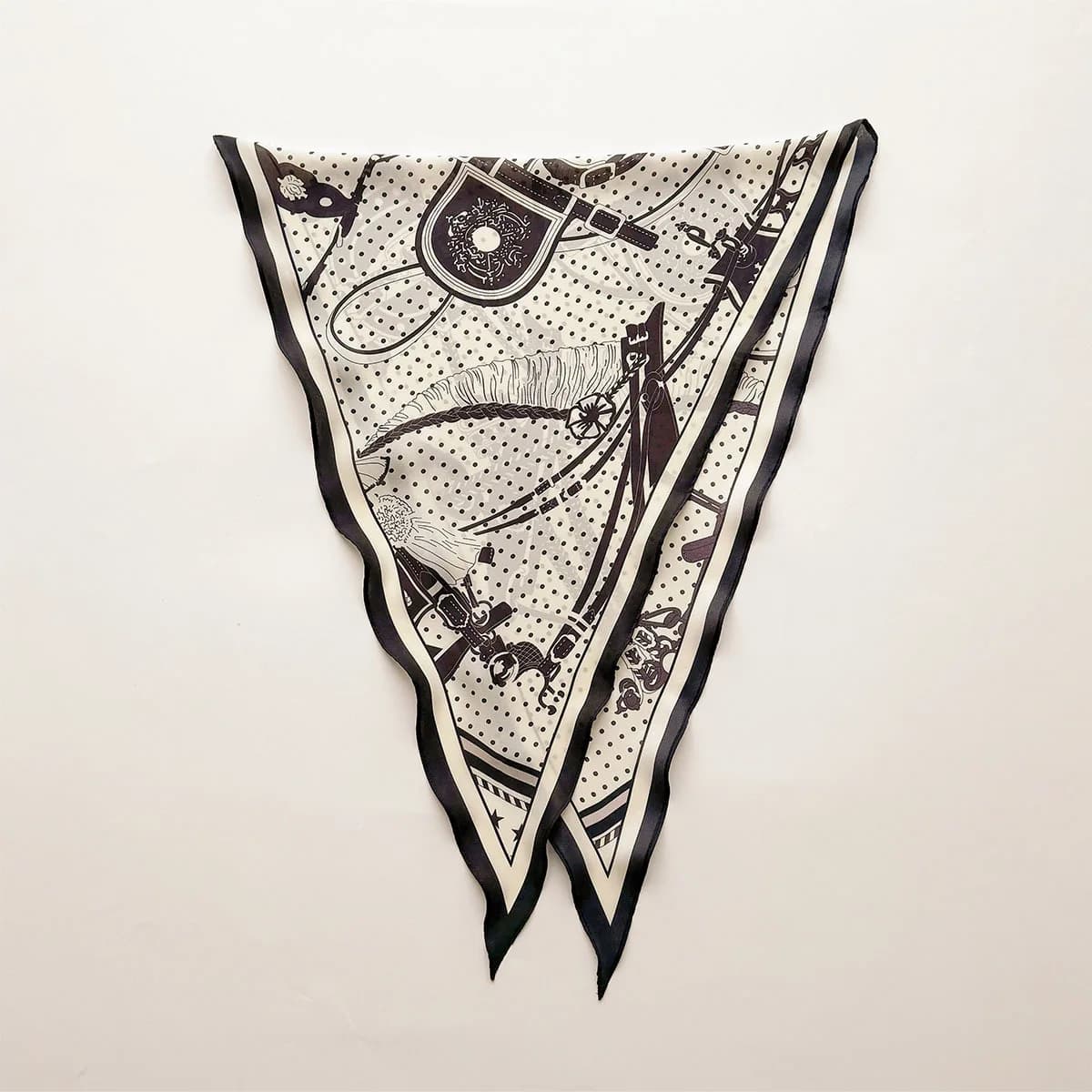 Foulard Triangolare da Donna in Seta Leggero Traspirante Decorativo Fascia per Capelli Sciarpa Versatile Accessorio Multifunzionale da Viaggio