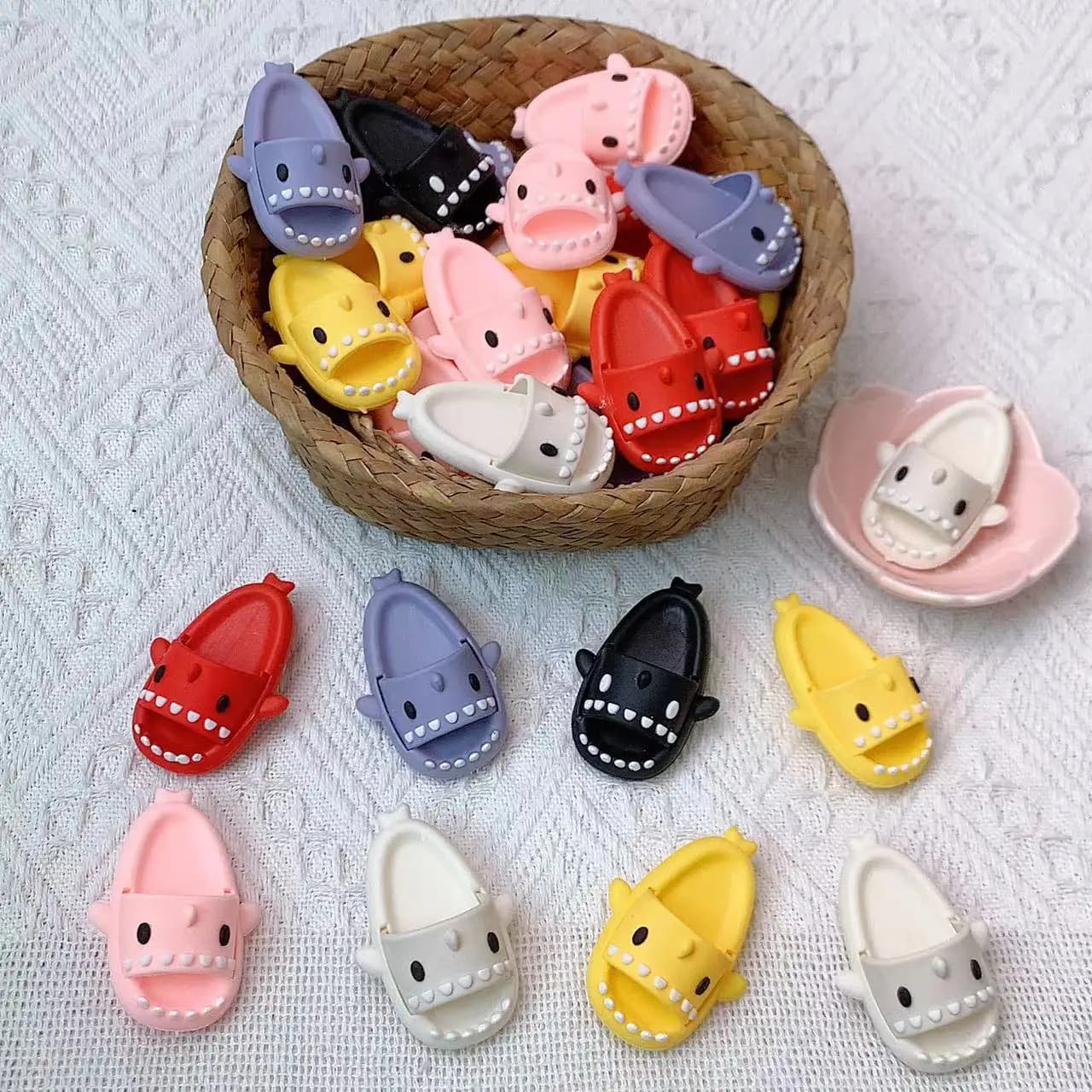 Perni decorativi fai da te per scarpe, fibbie per scarpe, regali per ragazzi e ragazze, graziosi mini ciondoli a forma di squalo per ciabatte e sandali.