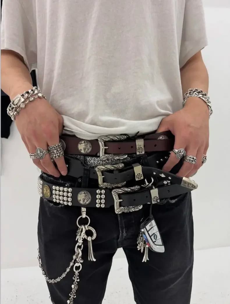 Cintura ER/D in Pelle Bovina con Borchie a Bottone Rosa, Stile Punk Rock