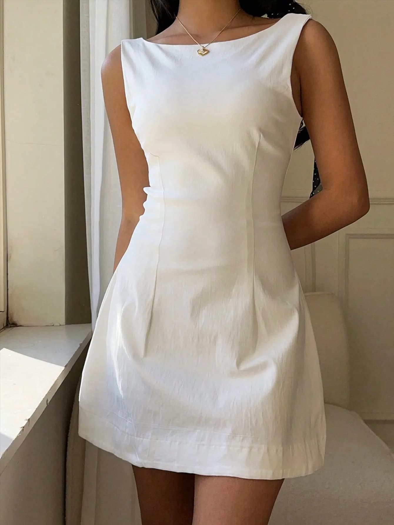 Mini abito bianco da donna senza maniche con scollo quadrato, abito estivo casual ed elegante