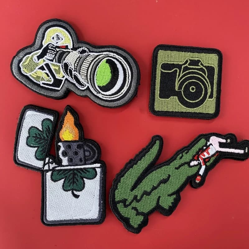 Toppe con gancio e anello per fotografo che mordono coccodrillo Distintivo morale Accendino per fotocamera Ricamo Zaino Abbigliamento Adesivi tattici