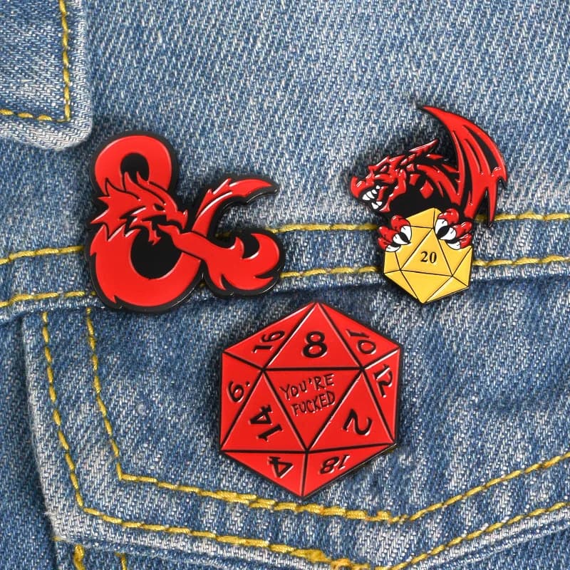 Spilla in smalto Anime Game Dungeon Dragon Dice, Distintivi da bavero, Spille Manga per Donna, Accessori di Moda, Gioielli, Regali