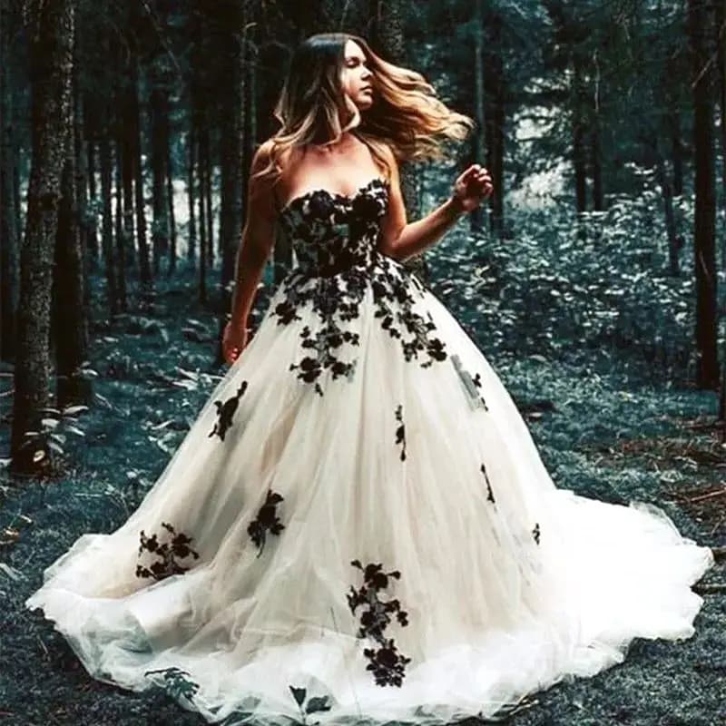 Abito da sposa in bianco e nero Appliques di pizzo scollo a cuore senza maniche lungo Tulle abiti da sposa gotici corte treno personalizzato
