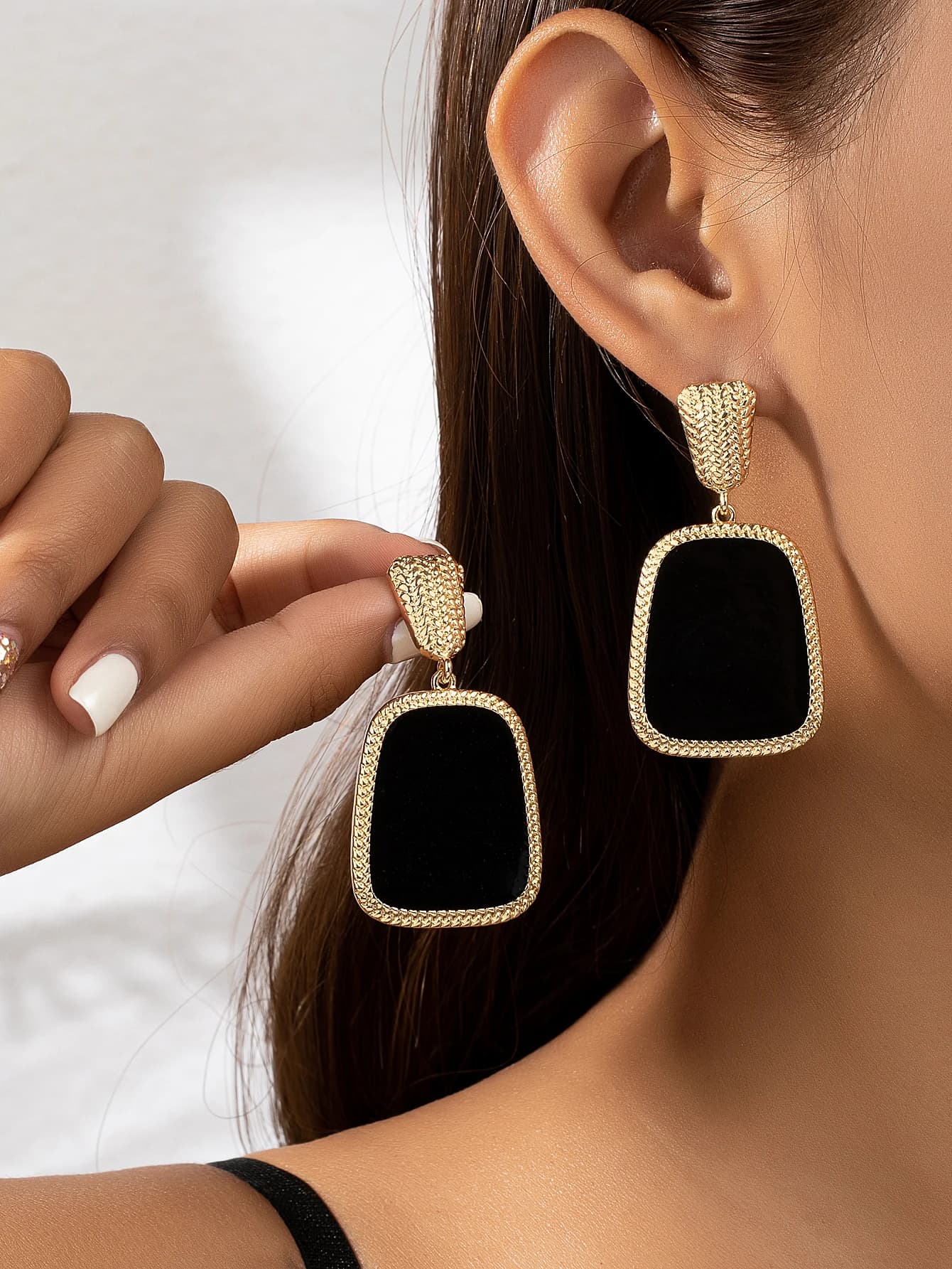 Un paio di orecchini estivi alla moda, versatili e di tendenza