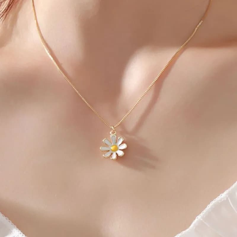 Collana a catena con clavicola fatta a mano color oro con piccola margherita dolce per gioielli da maglione di moda semplice di lusso da donna