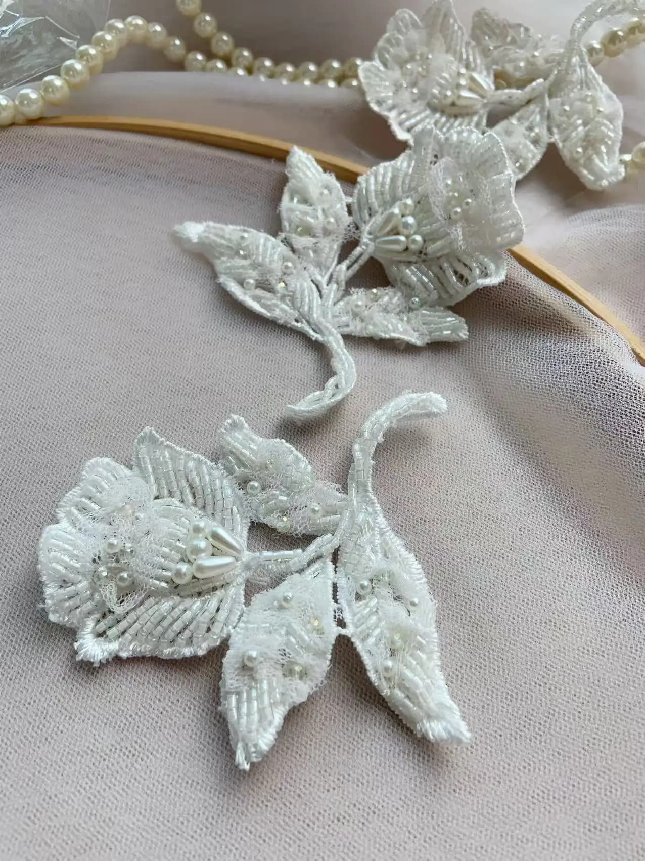2 Pieces of Floral Applications in White Freshwater Pearl with Beads, Pink Decorations for Dresses, Bridal Dresses, High Fashion, Supplies for Sartoria