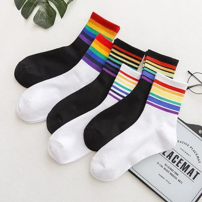 Calzini da donna a tubo medio autunno Ins Calzini arcobaleno a righe sottili alla moda Calza alta giapponese color caramello carino