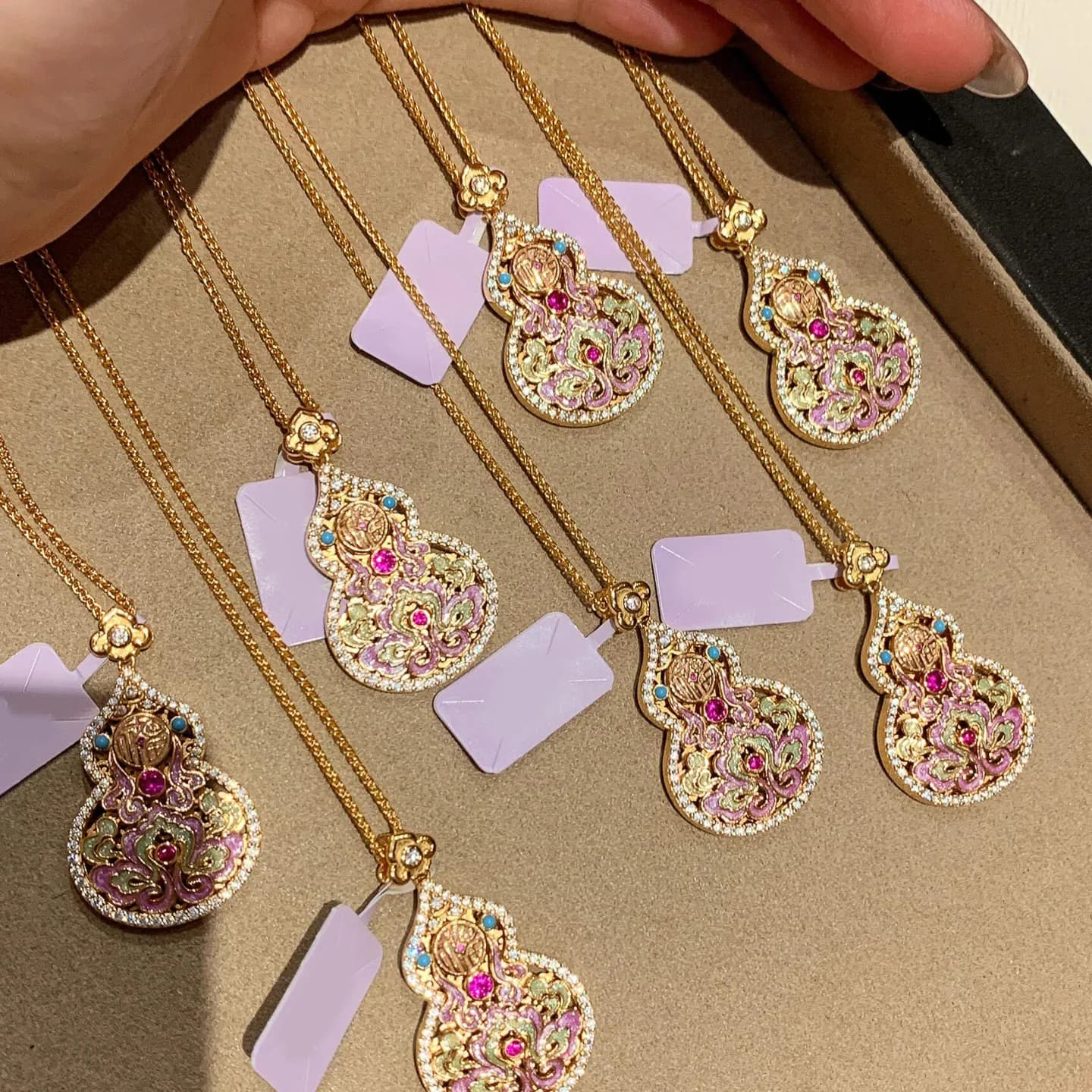 Set di Gioielli in Stile Romantico con Collana e Bracciale in Smalto Rosa a Forma di Fiore di Loto, Raffinato e di Alta Qualità, Idea Regalo