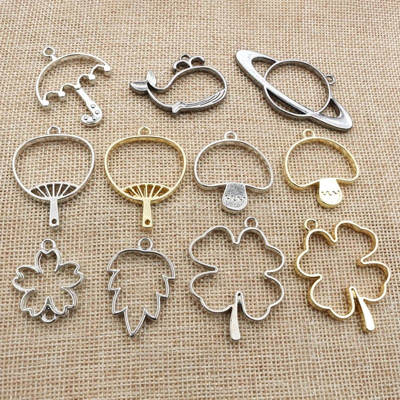 10pcs Geometric Hollow Metal UV Resin Craft Blank Frame Bezel vassoio pendente epossidico per collana di gioielli fai da te che fa accessori