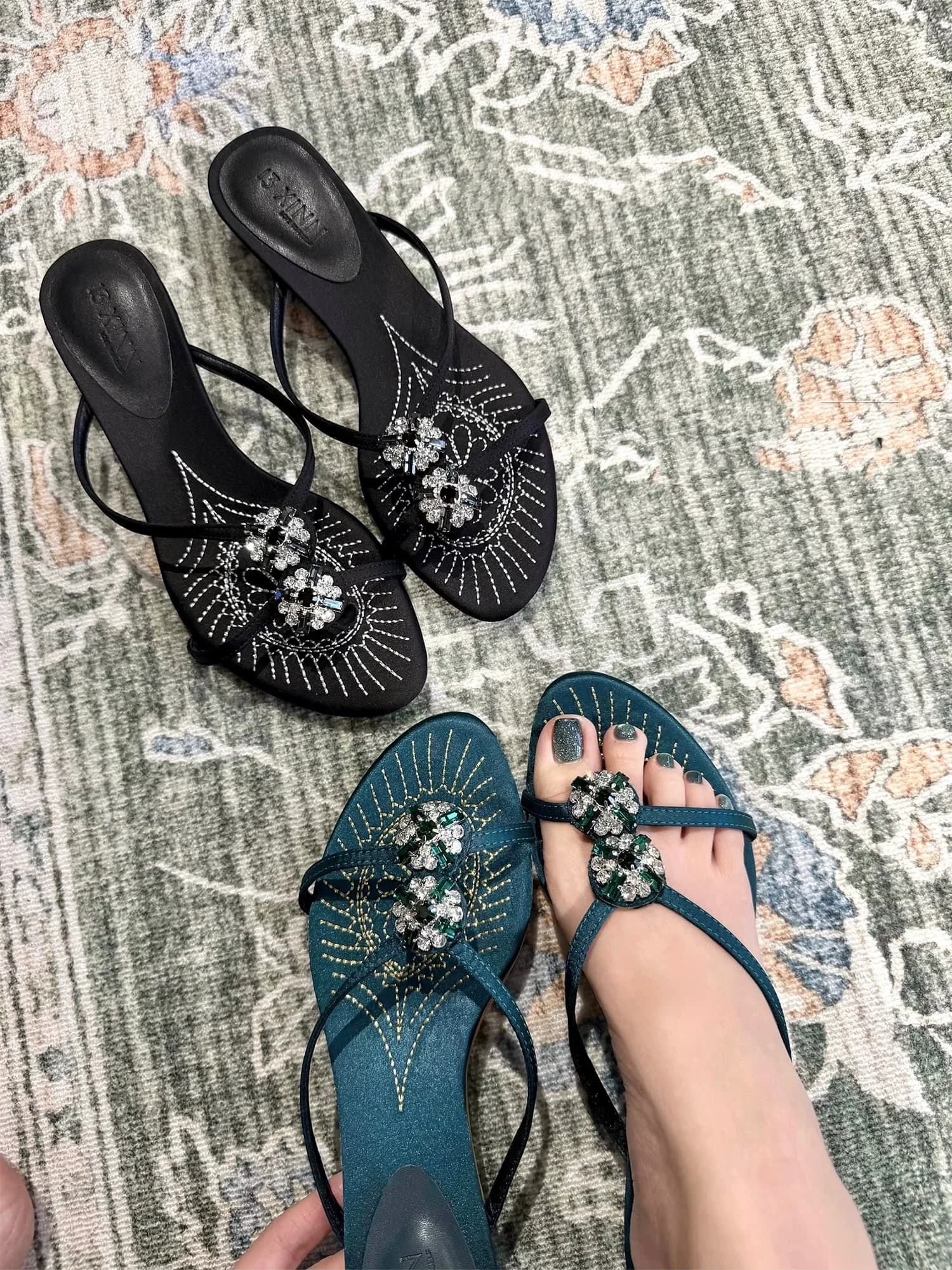 Customized High-end Silk Embroidery Slippers Vintage Rhinestone Toe Clip Cat Heel Sandals Female Fashion Causal Beach Flip Flops