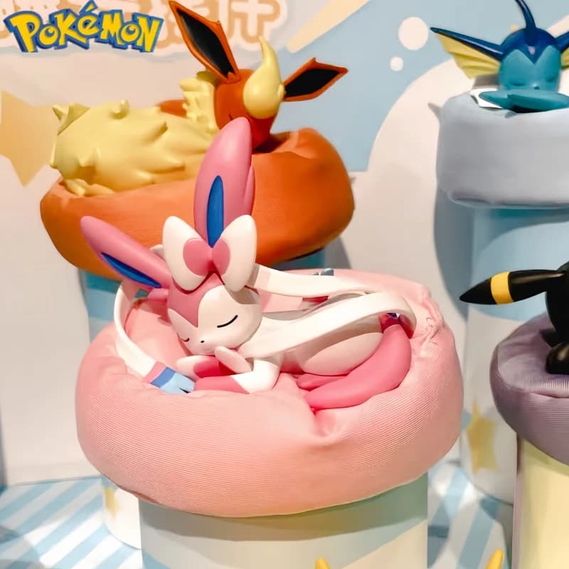 Disponibile - Blind Box Originale Pokémon Serie Eevee in Posizione Dormiente - Sylveon, Umbreon, Flareon, Jolteon - Modellino Decorativo da Scrivania - Regalo