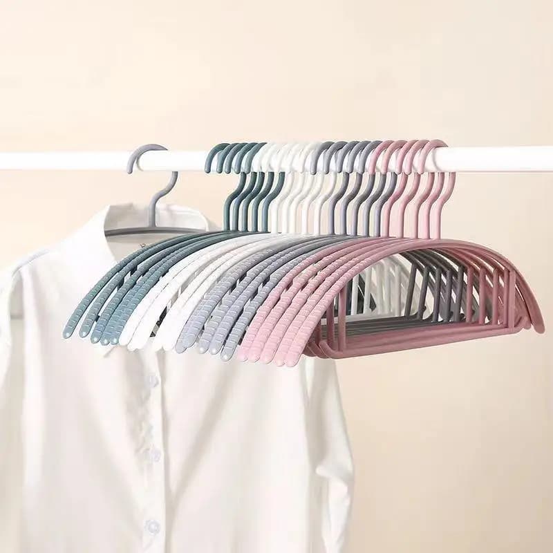 Anti-slip plastic hanger with wide shoulders, plastic coat hooks for home use, European style clothes hanger without trace for underwear