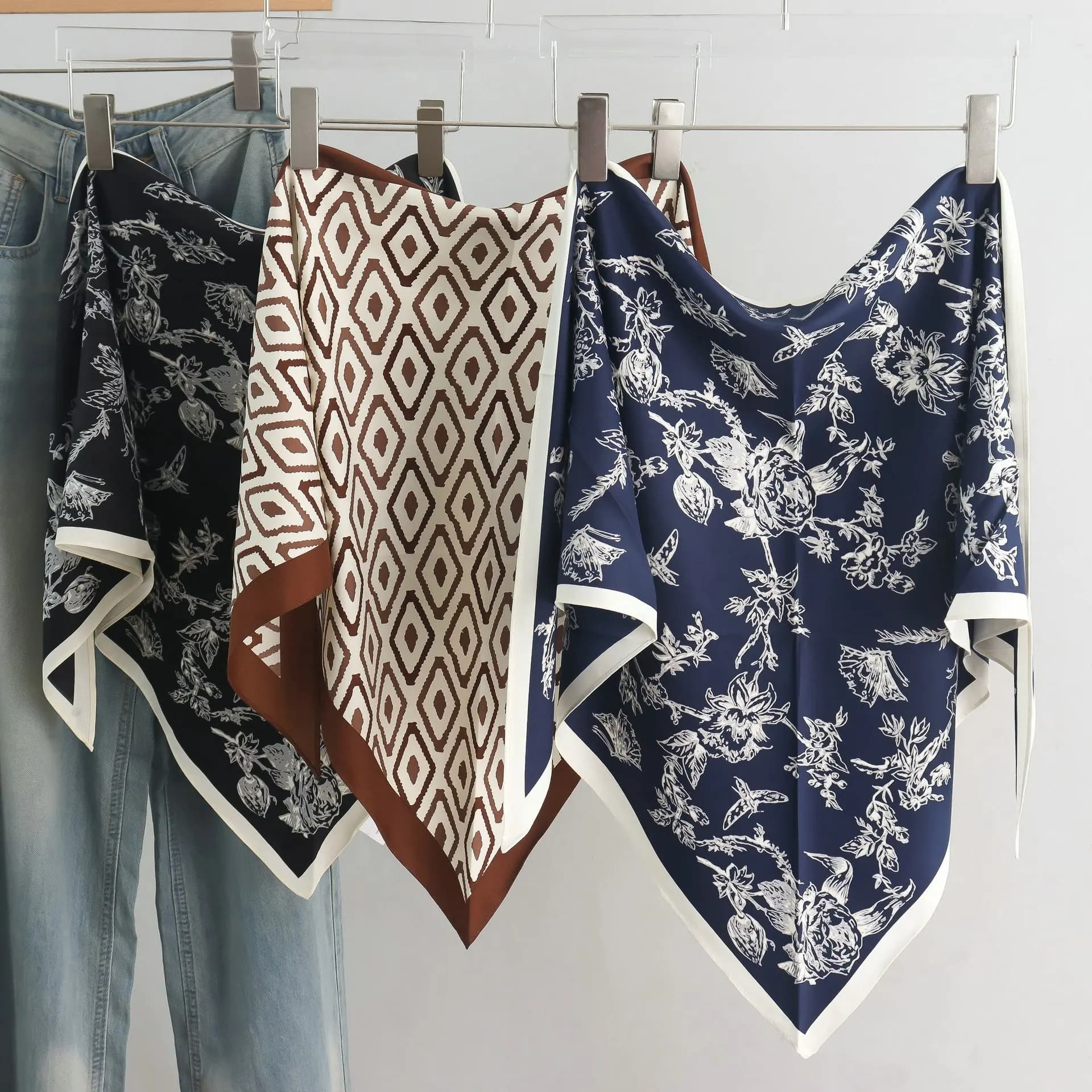 New simple and fresh green rhombus prints all-fly fashion curtain fart artificial silk triangular scarf