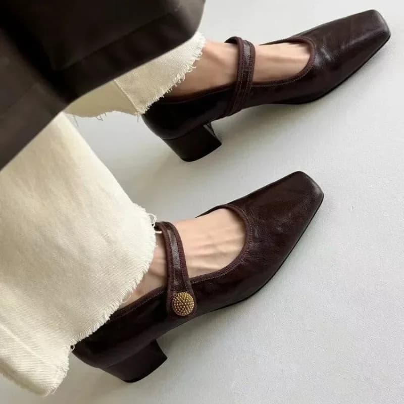 Women's décolleté in soft leather with square tip retro, french belt with superficial mouth buckle, medium heel often, shoes Mary Jane