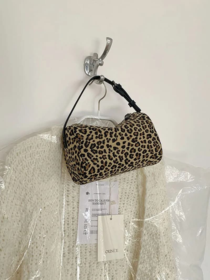 Borsa a tracolla da donna in pelle scamosciata opaca Squisita borsa da cuscino piccola rossa vino vivo Borsa a tracolla femminile in camoscio di forma rotonda