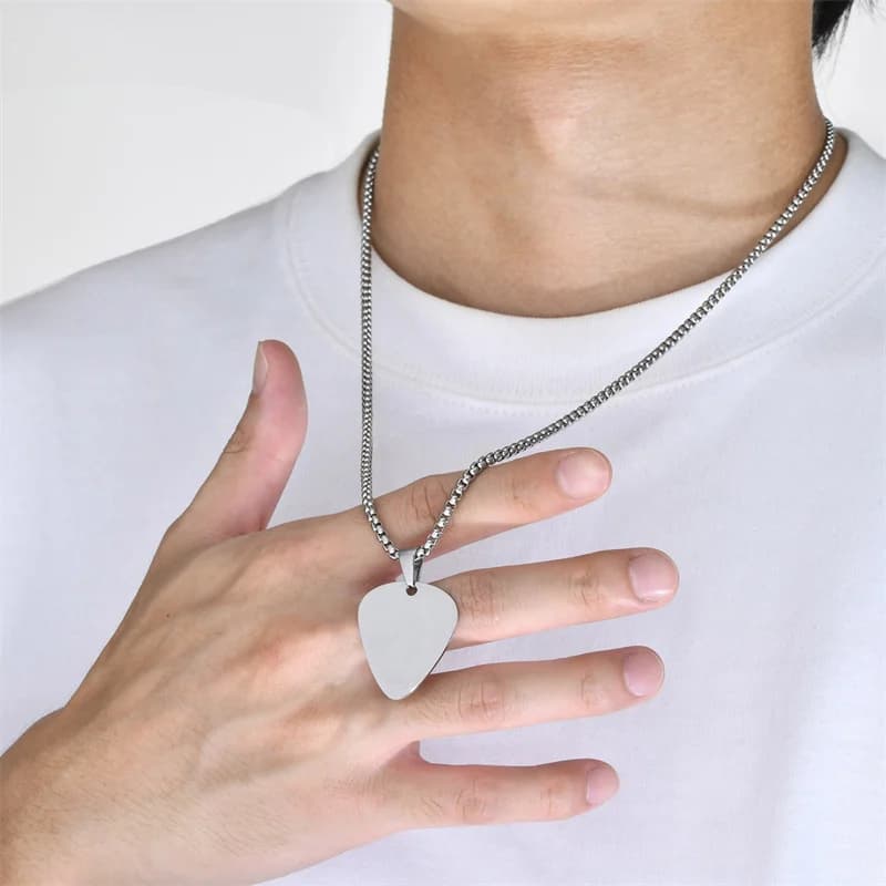 Nuova collana unica per plettro per chitarra per uomini e ragazzi, collare con ciondolo per plettri per chitarra in acciaio inossidabile per gioielli regali per amanti della musica s061